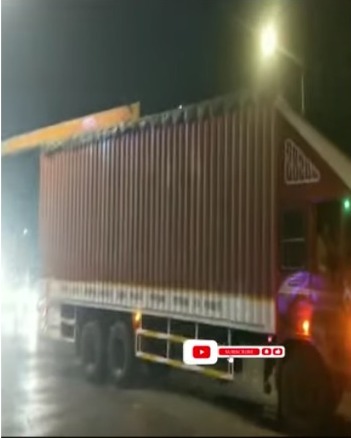 gallinews's tweet image. King Circle Gandhi Market Ke Samne Bridge Pe Laga Iron Ko Toda Truck Wale Ne.

Read Full News: bit.ly/4bo70je

#BridgeIronTakedown #HeavyVehicleBan #InfrastructureChallenges #IronDismantling #KingCircleBridgeProblems #KingCircleGandhiMarket