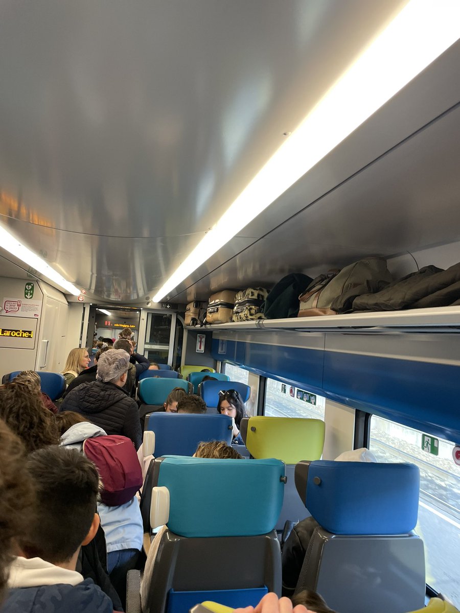 Quand <a href="/SNCFVoyageurs/">SNCF Voyageurs</a> <a href="/SNCFConnect/">SNCF Connect</a> te fait aller sur 1 quai à Lyon où 3 rames sont reliées pour ne faire partir que la 1ere alors que 100 pers. attendent vers les autres, bin la moitié rate le train et l’autre est entassée comme du bétail. Solidarité avec les #agriculteurs #sncf ?