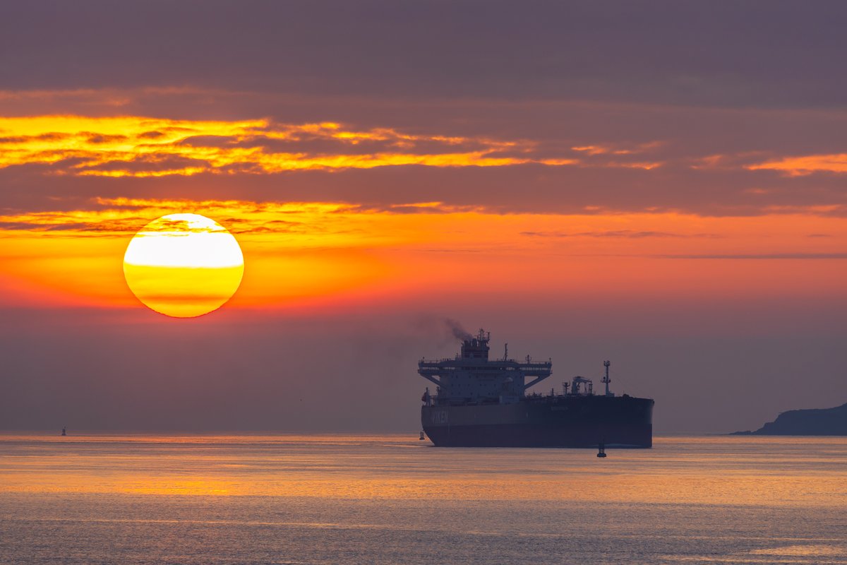 Arrivée du pétrolier #Breiviken dans l'estuaire de la Loire.
#SaintNazaire #LoireAtlantique #coucherdesoleil #oiltanker #shipsinpics #sunsetphotography
