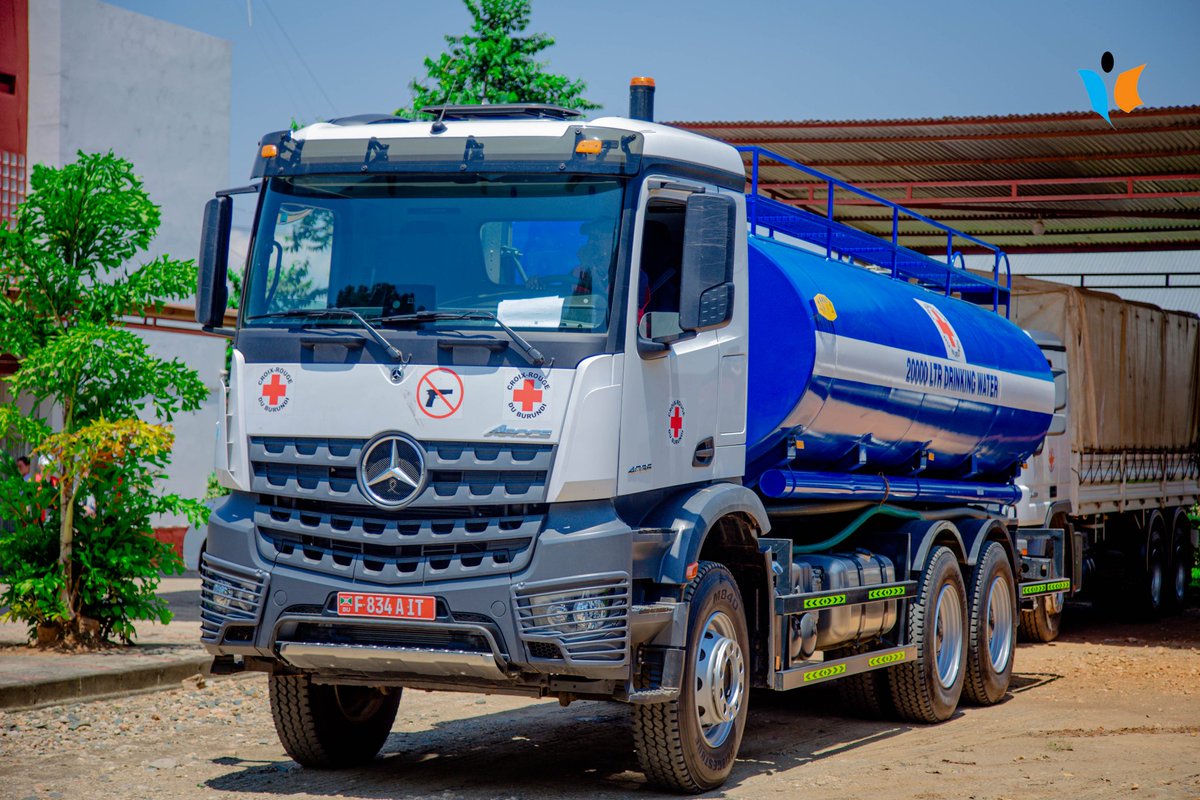 MagazineJimbere's tweet image. 🇧🇪-🇧🇮 La @CroixRougeBE communauté #Flandres a officiellement présenté un camion-citerne à eau potable de 20.000 litres à la @croix_rougebdi ce 02/02/2024

✍🏾 "Ce don s'inscrit dans la continuité de l'engagement de soutien entre la Croix Rouge de Belgique-Flandres et celle du