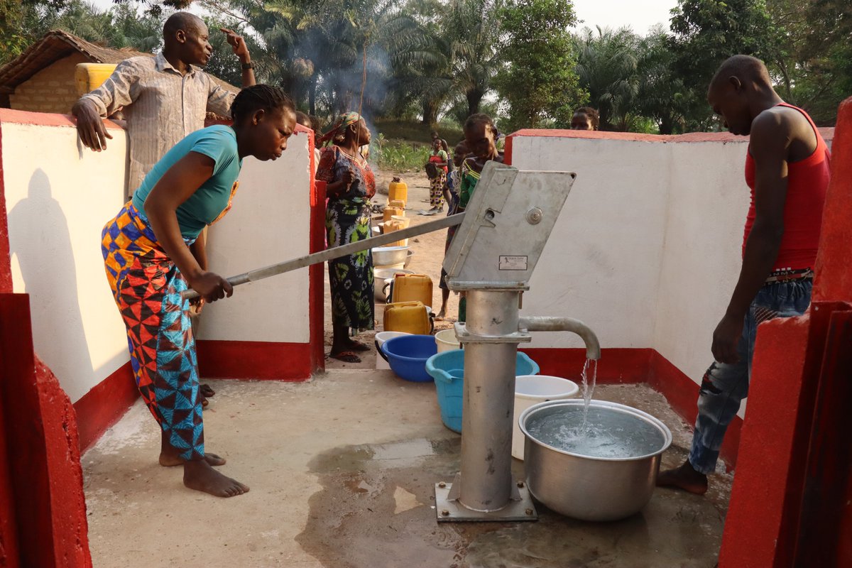 «Comme plusieurs autres femmes du village Goya, j'avais peur d’aller chercher de l’eau en brousse à cause des hommes en armes. Mais j'étais obligée d'y aller au péril de ma vie parfois. Aujourd'hui avec le soutien du CICR, j'ai de l'eau dans mon village», raconte Julienne.