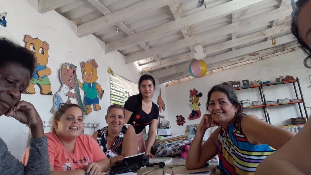 CirculoInfanti4's tweet photo. Desarrollando el colectivo territorial en el  C/P Isabel Rubio con las maestras del 4 a 5 y las promotoras.. #CubaMined #LaEducaciónContinúa #PinardelRío @IsaRamn3 @yadiraA87 @CurbeloNiurka
 @EvelioHerreraP1 @IleanaMartinHe3 @btan0987
 @YamileRamosCord @RubiselFonseca https://t.co/cC3QxT3OuE