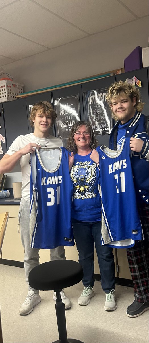 CoachSimmonsM's tweet photo. My favorite day during the season is when we have our student-athletes take their jersey to a teacher and thank them for the positive impact they have made. Teaching is not an easy job and we are so thankful for the teachers at Perry-Lecompton! You make a real difference! https://t.co/XxkbSSJbcn