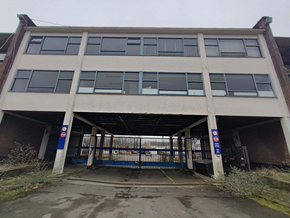rob_televisie's tweet photo. De verwaarloosde Florivalsite in @3040Huldenberg krijgt een nieuwe invulling. Het bedrijventerrein is in slechte staat en de bodem is vervuild door voormalige batterijfabriek. @vlaams_brabant gaat masterplan opstellen om terrein te herontwikkelen #robnieuws #robtv https://t.co/DFoVFe5x8D