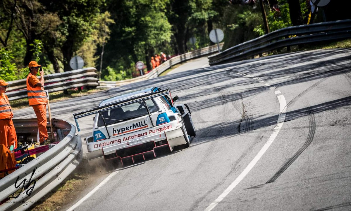 Una de las zonas más famosas del Campeonato de Europa de Montaña, el rasante a fondo de la portuguesa RAMPA FALPERRA. En su única participación ( 2022 ), el austriaco KARL SCHAGERL llevó al límite su brutal GOLF TFSI-R para lograr la victoria. #HillClimb 📸: <a href="/benitez_yago/">Yago_Benitez</a>
