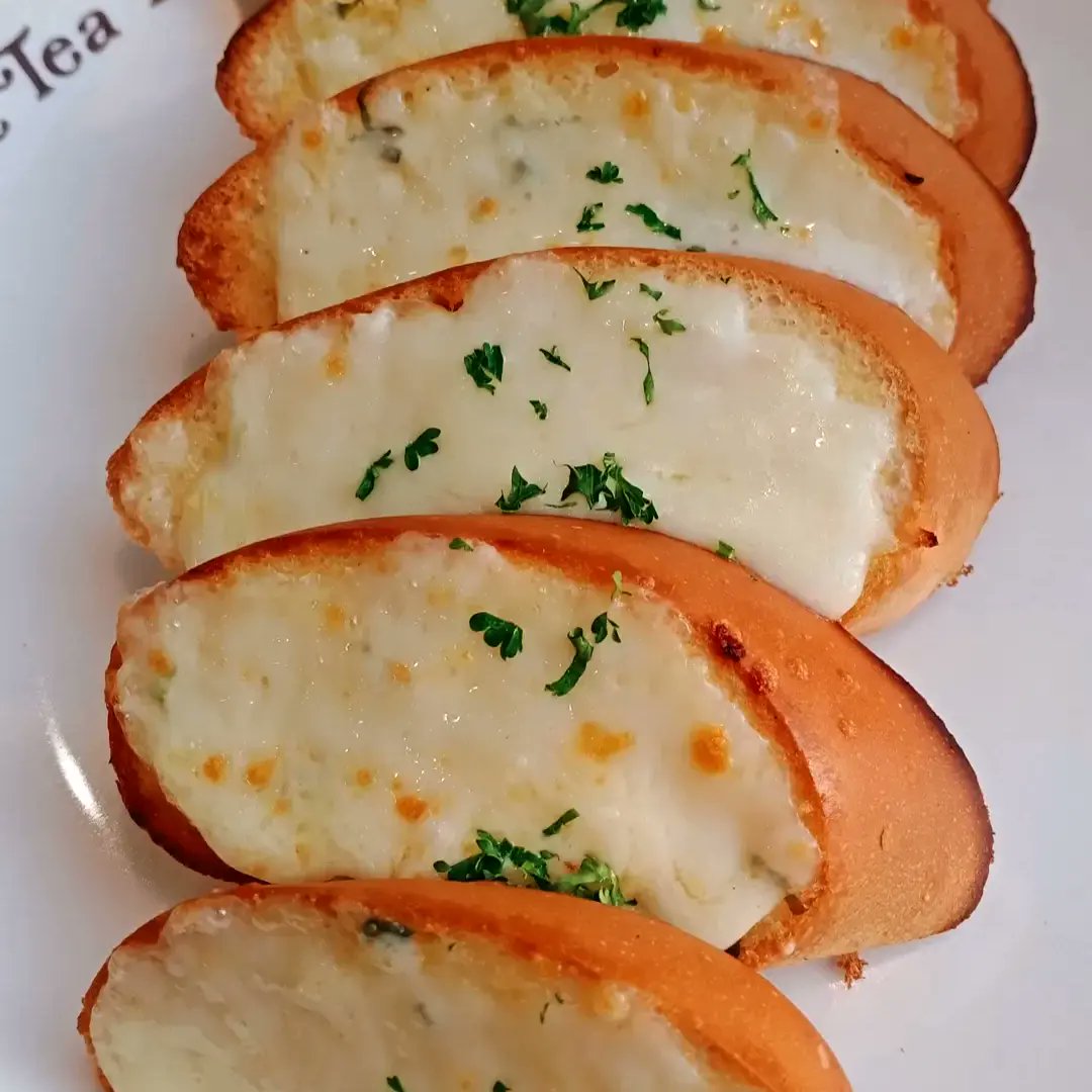 authorgurpreetd's tweet photo. #garliccheesebread #yummyintummy https://t.co/nCETVOAehQ