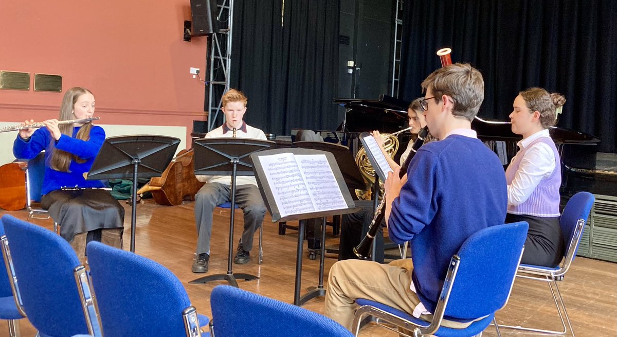 Alleyns_Music's tweet photo. Beautifully accomplished @AlleynsSchool chamber music #lunchtimeconcert today featuring works by #Dvořák #Wood #Ligeti &amp; #Poulenc
#AlleynsMusic #AlleynsCoCurricular #AlleynsCreativity https://t.co/kVN2fxVjyD