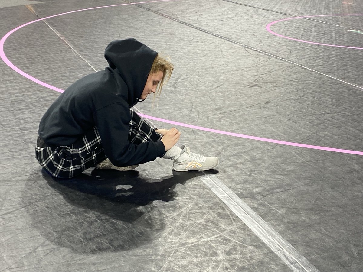 Western Iowa Wolf starting her warm up for this morning’s semifinal match.  Good luck Kacy.  Go Wolves!