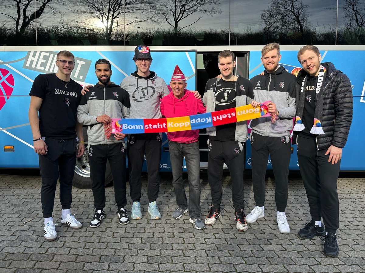 TelekomBaskets's tweet photo. Die Narren übernehmen den Telekom Dome: Drei Tage lang wird in unserem Wohnzimmer "Bonn steht Kopp" gefeiert! Wir wünschen euch viel Spaß (aber lasst den Dome stehen 😜).
#HEARTBERG #BasketsAlaaf https://t.co/bXFpNvQUlD