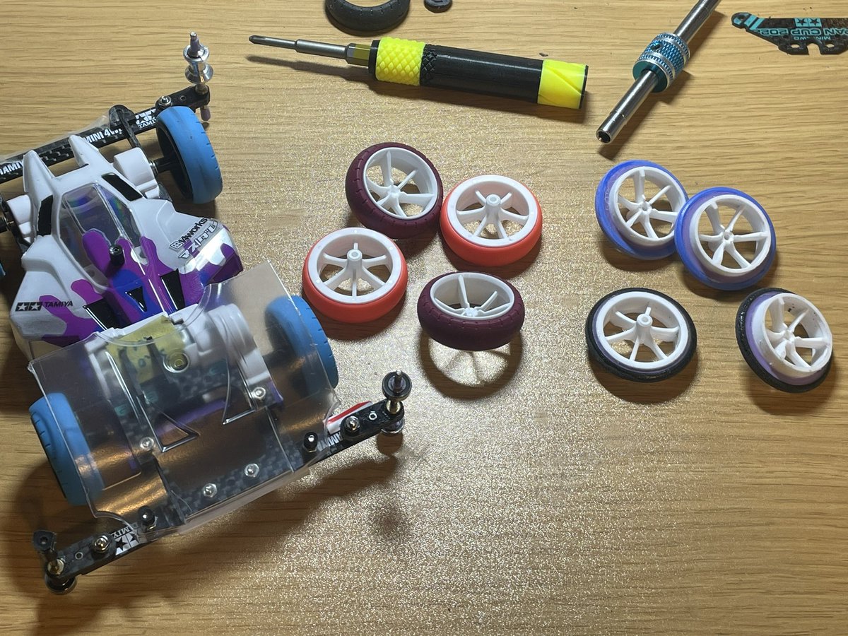 SpeechMzn's tweet photo. I prepared 3 sets of tires, so I'm sure one of them will work well.
#mini4wd
#フラット
#FMVS https://t.co/2uFl2sE1WS