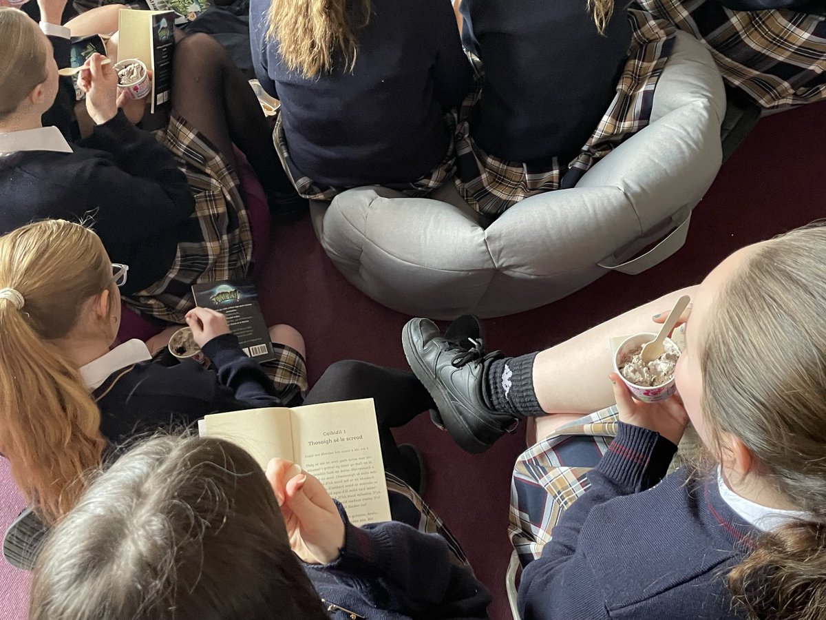 Bhí Club Leabhar ar siúl ag an gclub 'Na Gaeil Beoga' ar an Déardaoin agus uachtar reoite acu á bhuí le <a href="/CoggOid/">COGG Oideachas</a> 🍦🍦 Buaileann Na Gaeil Beoga ag am lóin ar an Déardaoin agus imeachtaí éagsúla ar siúl acu 📚🎤🎬🎼🩰<a href="/Gaeloid/">Gaeloideachas</a> <a href="/jctGaeilge/">JCT Gaeilge</a> @Gaelbhratach10 <a href="/sligolib/">Sligo Libraries</a> <a href="/SligoFeisCeoil/">Sligo Feis Ceoil</a>