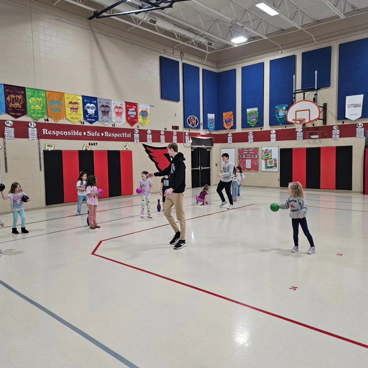 EH_WW_PhysEd's tweet photo. Members of the @CardinalAD boys swimming team spent some time with 1P at Aurora Heights Elementary this morning. Good luck to the team tomorrow at the state qualifying meet in Ames! Go Cards! https://t.co/8ZMtXiAreK