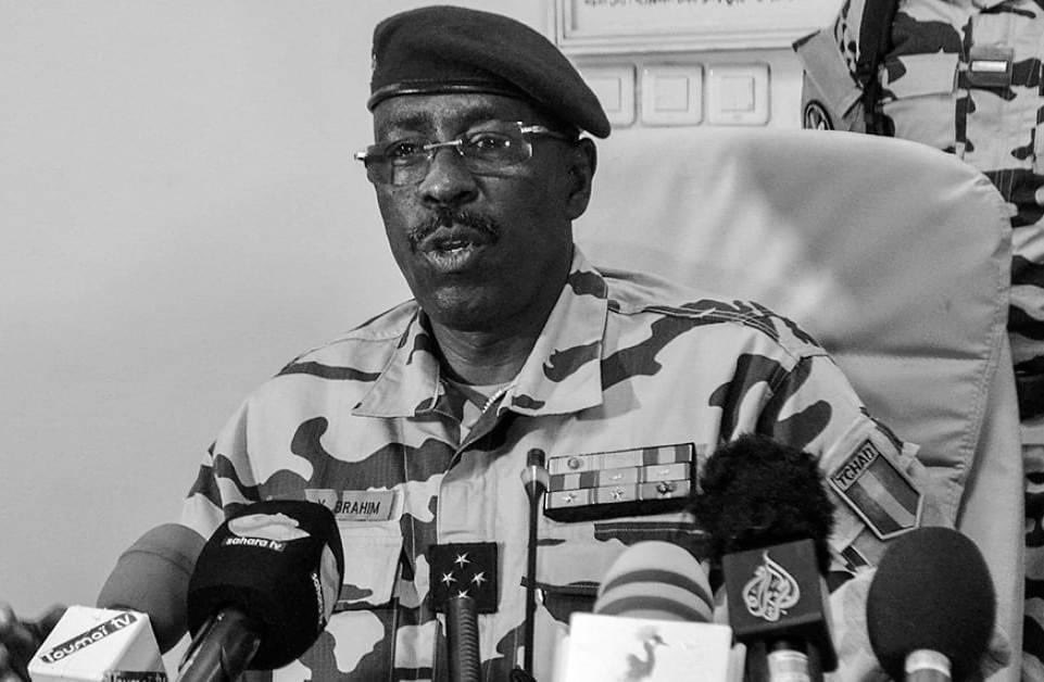 Mon Général, mon neveu
Allah yarhamak bel Djannah Al firdows. Fils valeureux du Tchad, tu manques déjà à la famille. Cette grande famille que tu as quitté sans dire au-revoir, mais tu l'as confié a Allah, elle ne t'oubliera jamais. Vas en paix.