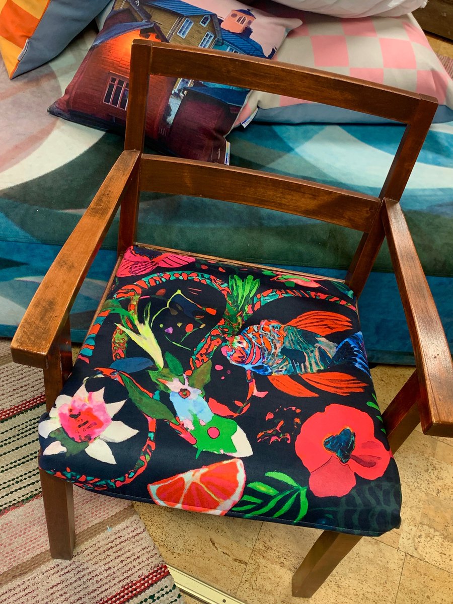 TaigaColors's tweet image. So many options and just one chair 😂
Saa nähdä minkälaisen kuosin tämä tuoli saa!
#upholster #TaigaColors #CustomDesign #publicspaces