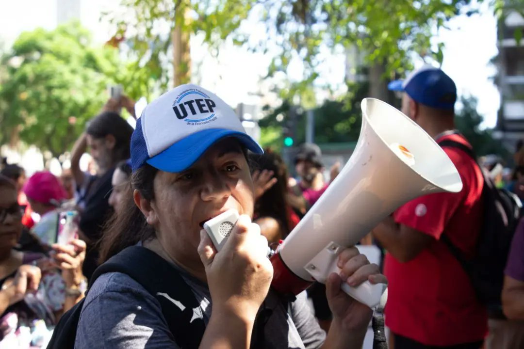 MovimientoEvita's tweet photo. PETTOVELLO, CON EL HAMBRE NO SE NEGOCIA

Los Movimientos Populares nos congregamos en la oficina de la Ministra de Capital Humano, Sandra Pettovello y en los supermercados de todo el país para denunciar la emergencia alimentaria en los comedores. 

(1/3) https://t.co/nTCQFcxmXI