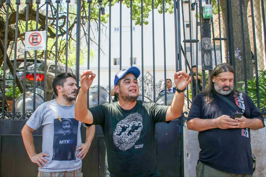 MovimientoEvita's tweet photo. PETTOVELLO, CON EL HAMBRE NO SE NEGOCIA

Los Movimientos Populares nos congregamos en la oficina de la Ministra de Capital Humano, Sandra Pettovello y en los supermercados de todo el país para denunciar la emergencia alimentaria en los comedores. 

(1/3) https://t.co/nTCQFcxmXI