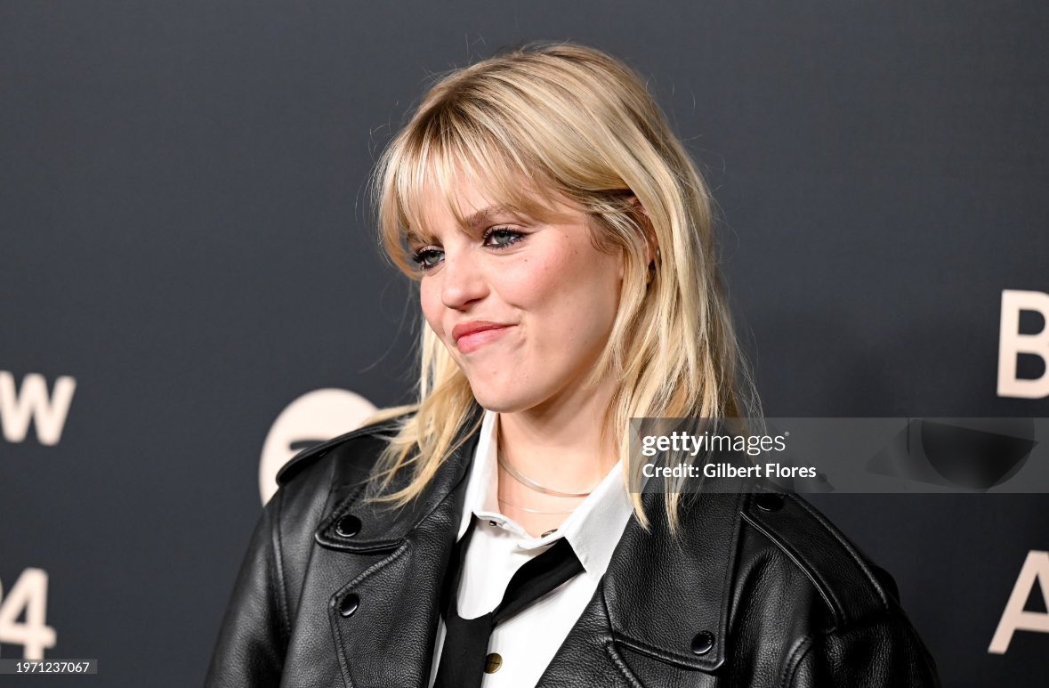 scrletwdow's tweet photo. renee rapp you make me [GLASS SHATTERING] [CAR CRASH] VROOM [PEOPLE SCREAMING] [EXPLOSION] “MY LEG…MY LEG” [BABY CRYING] “WAAAH WAAAH” [HELICOPTER NOISES] [SIRENS] WEE WOO WEE WOO [GUNSHOTS] [SCREAMING NOISES] [SOBBING] [YELLING] [FLAT LINE] https://t.co/NoYukjO4T7