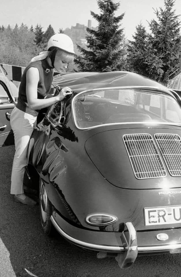 Who's that?? Hmm 🤔?¿ #FunFriday 🤪