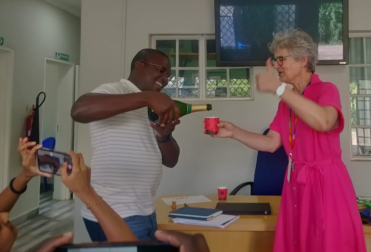 MelitaGordon5's tweet image. A cake-and-bubbly-stuff kinda day! 105 participants - *fully recruited* for first jabs against #iNTS &amp;amp; #typhoid in our GMMA/TCV safety &amp;amp; immunogenicity #vaccine trial. Great job by the team. Follow-up finishes one year today :) @MLW_Programme @LivUni_IVES #Salmonella #Malawi