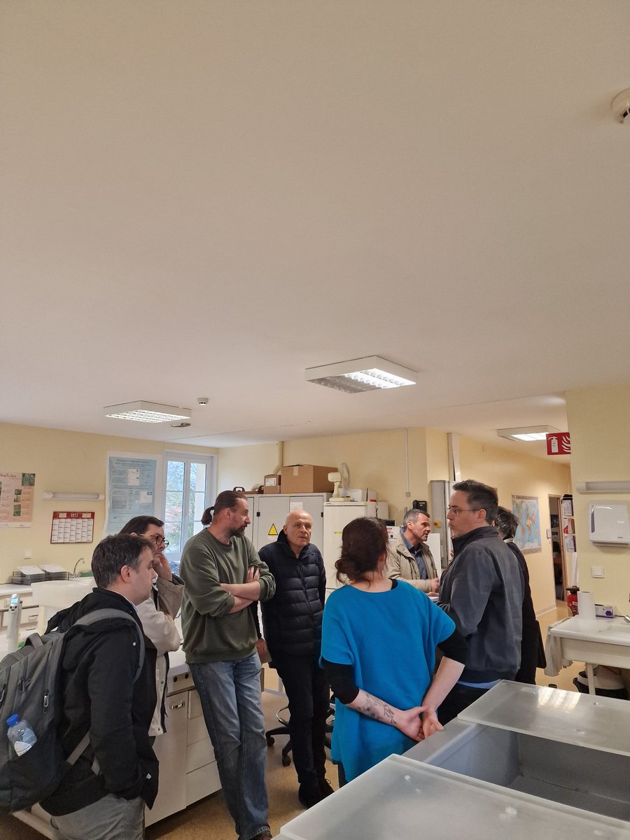 Aujourd'hui nous avons eu la visite d'Olivier Poivre d'Arvor (@O_Poivre_dArvor), ambassadeur des pôles, et la Présidence de @UnivLaRochelle pour une visite de notre laboratoire et une présentation de nos travaux de #recherche ! @CEBC_ChizeLab @CNRSecologie @CNRSAquitaine