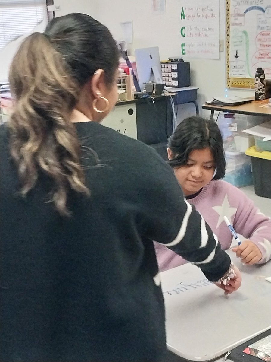 New DL Teacher Ms. Perez  <a href="/PatlanES/">Patlan Elementary</a> is taking laps and checking for understanding with her students as they learn about number lines and fractions!
#MatadorMentoring
#Get into it 💛🖤