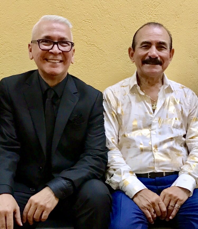 Feliz cumpleaños ⁦<a href="/CharlieApontePR/">Charlie Aponte</a>⁩ hermano y amigo de toda la vida, que tu canto siga alegrando los corazones salseros del mundo. 🎹🍷