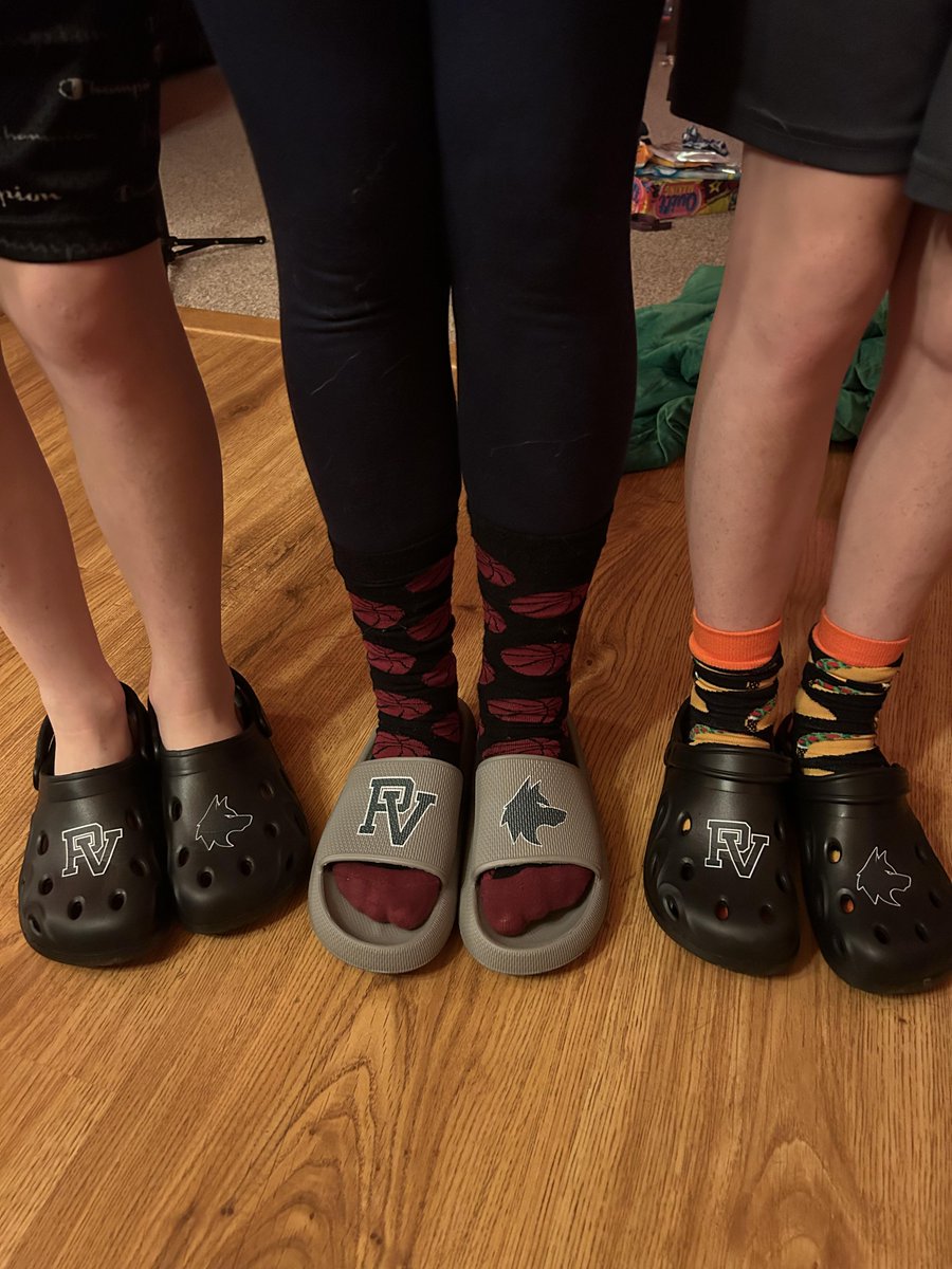 Penobscot Valley closed out the year with a Christmas sale and some awesome indoor/outdoor Howlers Moon Slides and Gaitors!

#customslides #customclogs #promotionalproducts #promo #swag #spiritwear #teamapparel #teamgear #fundraisingideas #fundraiser #customsandals