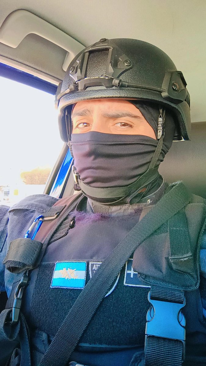 Leoogomez_'s tweet image. Que sabrán lo que es defender la PATRIA si de pedo saben el himno, cuelgan cualquier bandera en un mástil como la LGBT, desconocen las fechas patrias,
no respetan y atacan a las FFSS que defienden SU NACIÓN, No respetan la Ley, la DEMOCRACIA, ni la REPÚBLICA.
Y hablan de PATRIA!