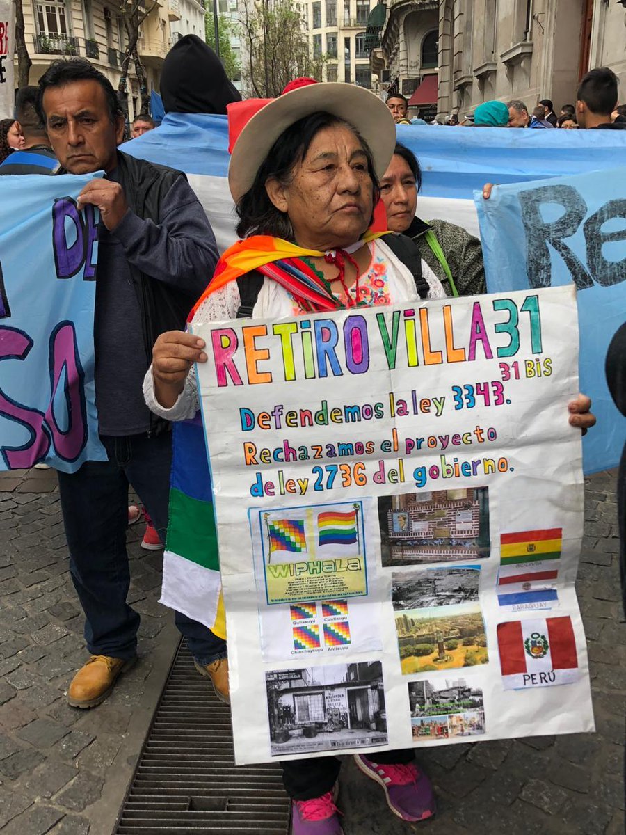 MARCELOFAVAOK's tweet photo. FOTO DOCUMENTO:

LIMITROFE, TAMBIEN PROTESTA CONTRA MILEI.

ENCIMA DE BANCAR A LOS LOCALES, TAMBIEN LOS IMPORTADOS https://t.co/W2cNS0SRLF