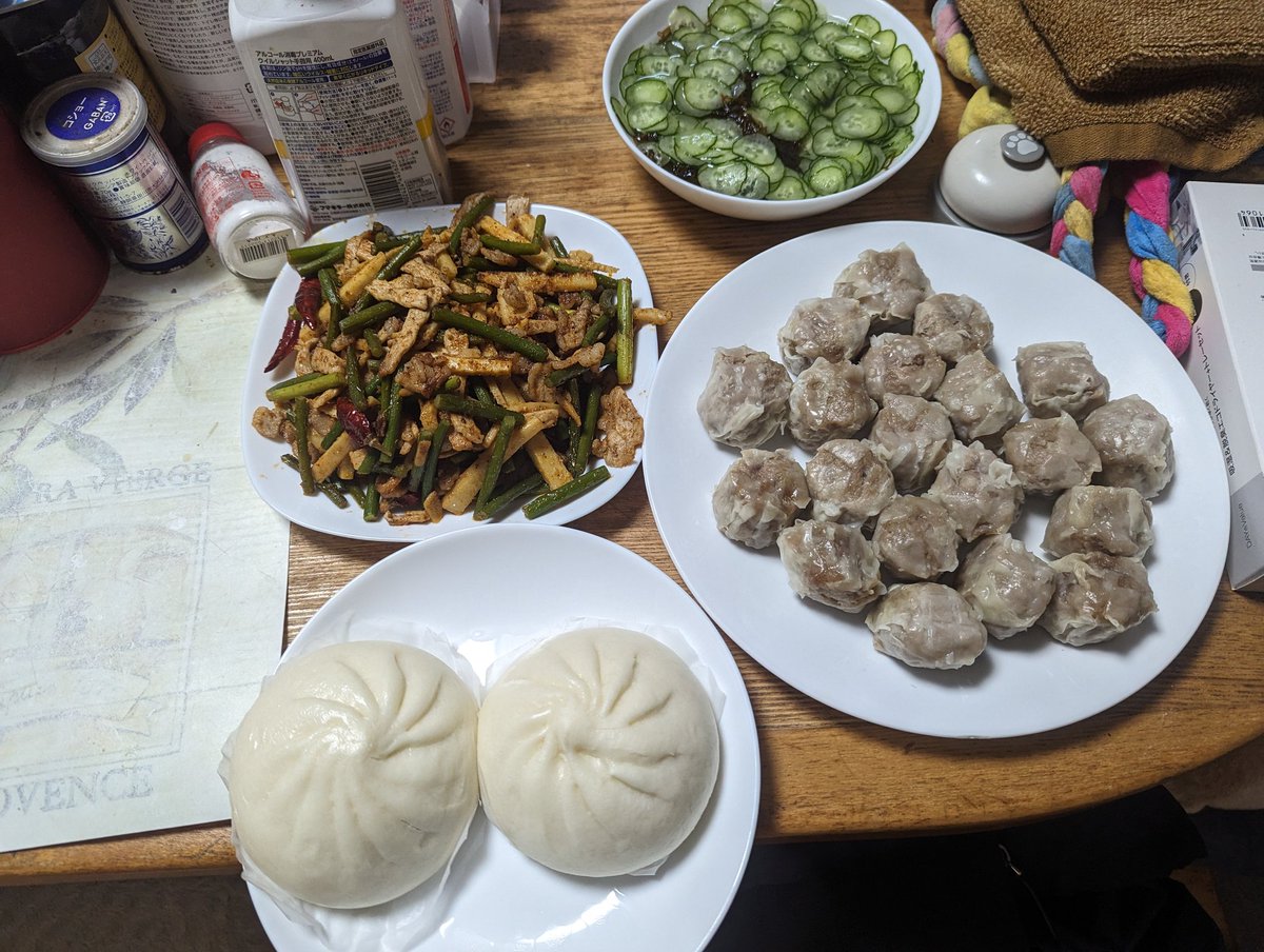 Cookingharu's tweet photo. 今日のよるごはんは豚肉とニンニクの芽の中華炒めと牛タンシューマイと豚まんともずく酢を作りました
#よるごはん
#おつまみ
#料理男子
#料理好きさんと繋がりたい https://t.co/5HHgBXRTtq