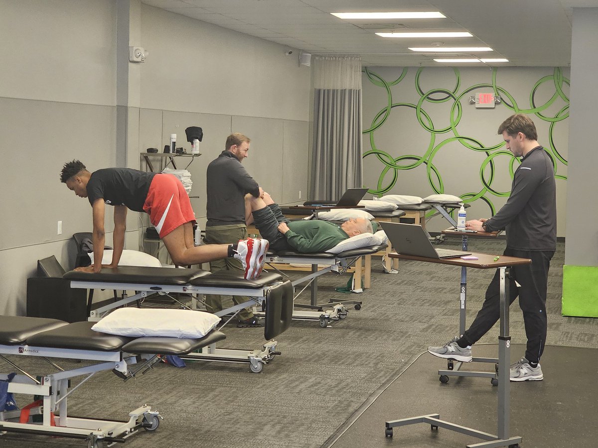 TerranceCurryII's tweet photo. Physical Therapy @EthosHumanPerformance.  Will be back on the court soon! https://t.co/mVe7QU9QEA