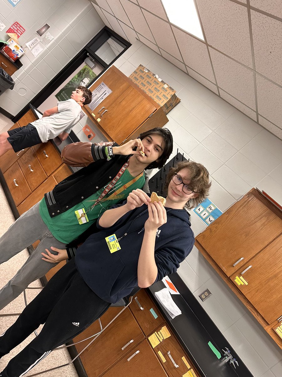 Rozzie_KPHS's tweet photo. Fun Friday, day before break! Stoichiometry of s'mores! @HumbleISD_KPHS https://t.co/mKaCFIaI9C