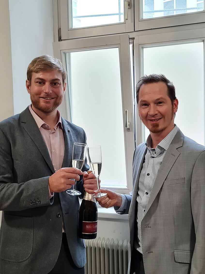 ben_warth's tweet image. Congratulations, Ian. Great defense of your PhD work &quot;Investigating #Polyphenol #Exposure at the #Omic-scale in Biological Matrices by LC-MS&quot;. 

Five papers in e.g. @an_chem @AnnualReviews - what an impressive outcome. All the best for your next endeavors!