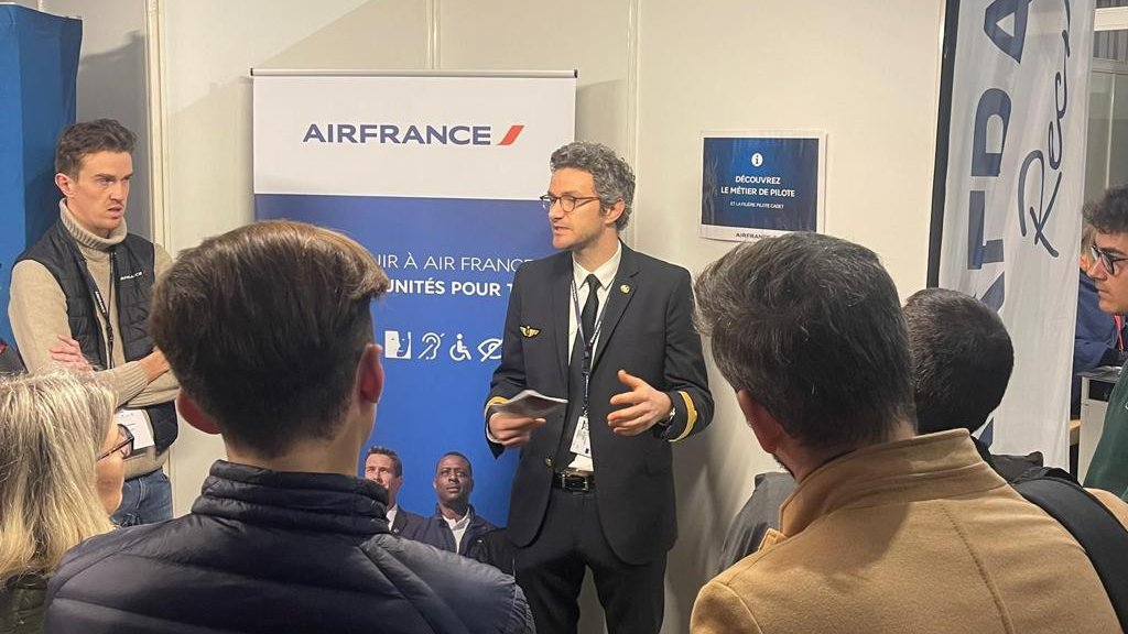 AFnewsroom's tweet photo. Les équipes d'#AirFrance sont présentes les 2,3 et 4 février au Salon des Formations et Métiers Aéronautiques #SFMA24 à Paris Le Bourget.
Air France recrute, venez découvrir nos métiers et formations.👇
https://t.co/EJt7F4fPOE https://t.co/Lk8U6tZNyk
