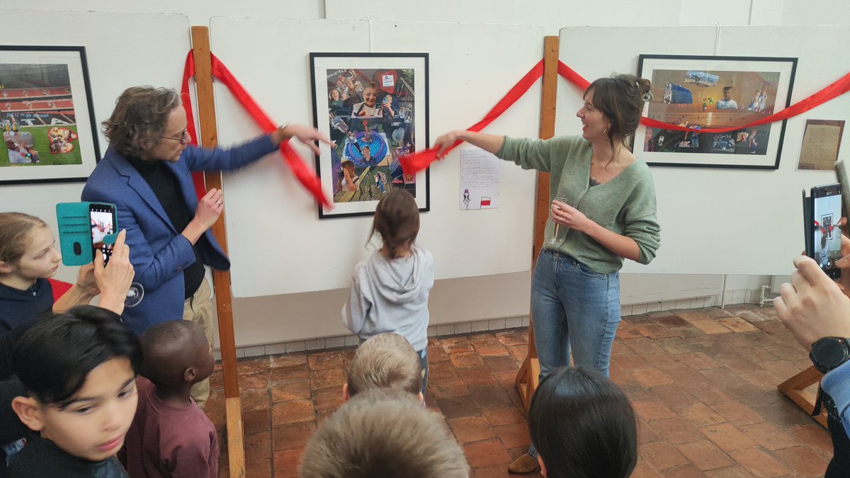 Expositie van 15 nieuwkomers, kinderen die nog geen jaar in Nederland verblijven, is feestelijk geopend door kinderwethouder Julia en wethouder @ThierryVanVugt van cultuur. In de Agnietenkapel, en tot 17:00 vanmiddag is te bewonderen in #Gouda.
