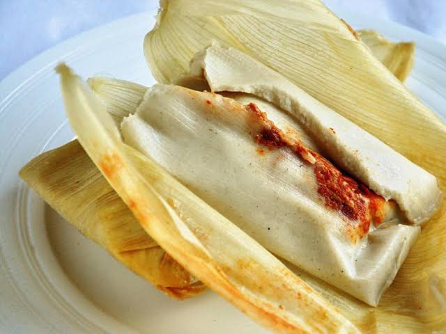 Va hilo sobre los tamales y no, no nada más en México se consumen. El tamal se utiliza para celebrar el inicio de la temporada de siembra, se realizaban algunas ofrendas a Tláloc y Quetzalcóatl, en estas se acostumbraba servir alimentos elaborados a base de maíz, por otro lado,