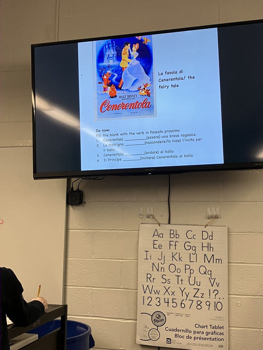 ludovic33426400's tweet image. Story telling time in Italian with my 10H class🎉✍🏾⭐️📚📗📝✏️ 
#italianisfun  #languageclass #clippers @XaverianHS