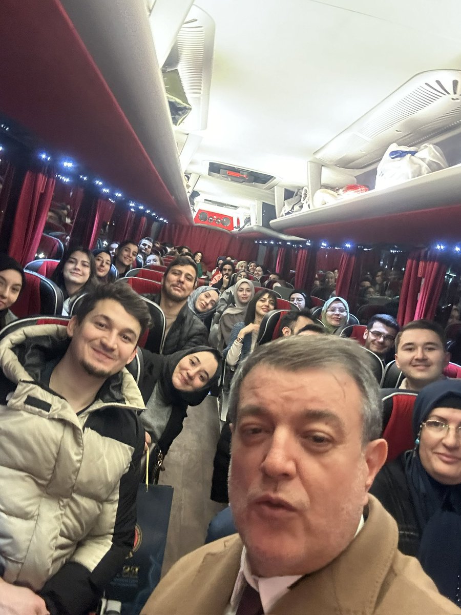 hasan_ayranci's tweet photo. ESYAV Vakfımızın 99 Bursiyer öğrencisi Çanakkale Şehitliklerine ve Çanakkale’ye doğru yola çıktı. 
Bu imkanı sağlayan Belediye Başkanımız Turgut Altınok’a, Kültür-Turizm Bakan Yardımcısı arkadaşımız Sayın Nadir Alpaslan’a teşekkür ederiz @esyav_ @turgutaltinok06 @NadirAlpaslan https://t.co/LbytUWCrqs