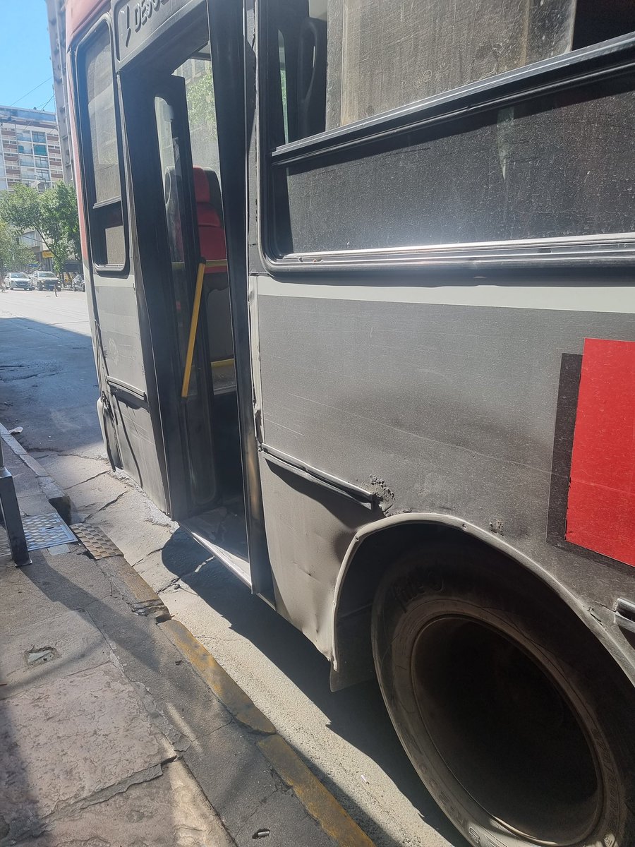 Otra vez un ómnibus de <a href="/ERSACordoba/">ERSA Córdoba</a> dejó a usuarios a pie con un calor infernal. Fue una unidad de la Línea 44 en Av. Colón y Rivera Indarte. "Se quedó sin aire el compresor", dijo el chofer.

De esto escribí hace unos días:
lavoz.com.ar/ciudadanos/en-…