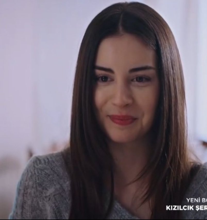 DuyguBadem8's tweet photo. Adamın konuşma şeklinden dolayı korkudan topuklayacağım sahnede çimenin gülüp hoşuna gitmesi benim başımı kopardı #KizilcikȘerbeti https://t.co/U3Rnzfaza4