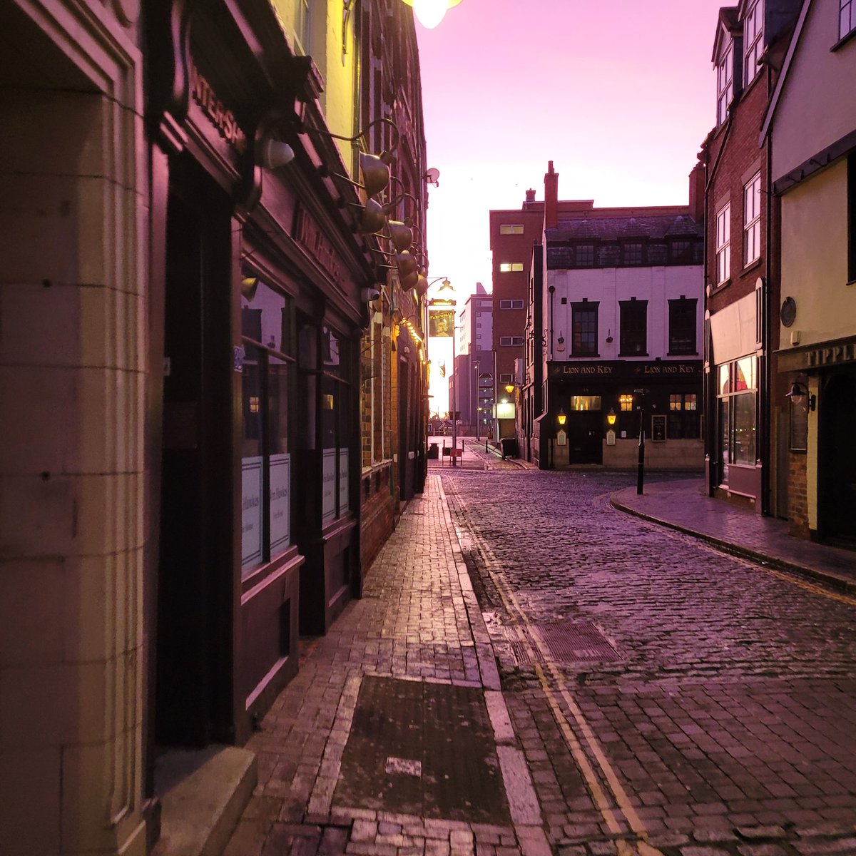 Scale Lane aglow #Hull #OldTown #Humber