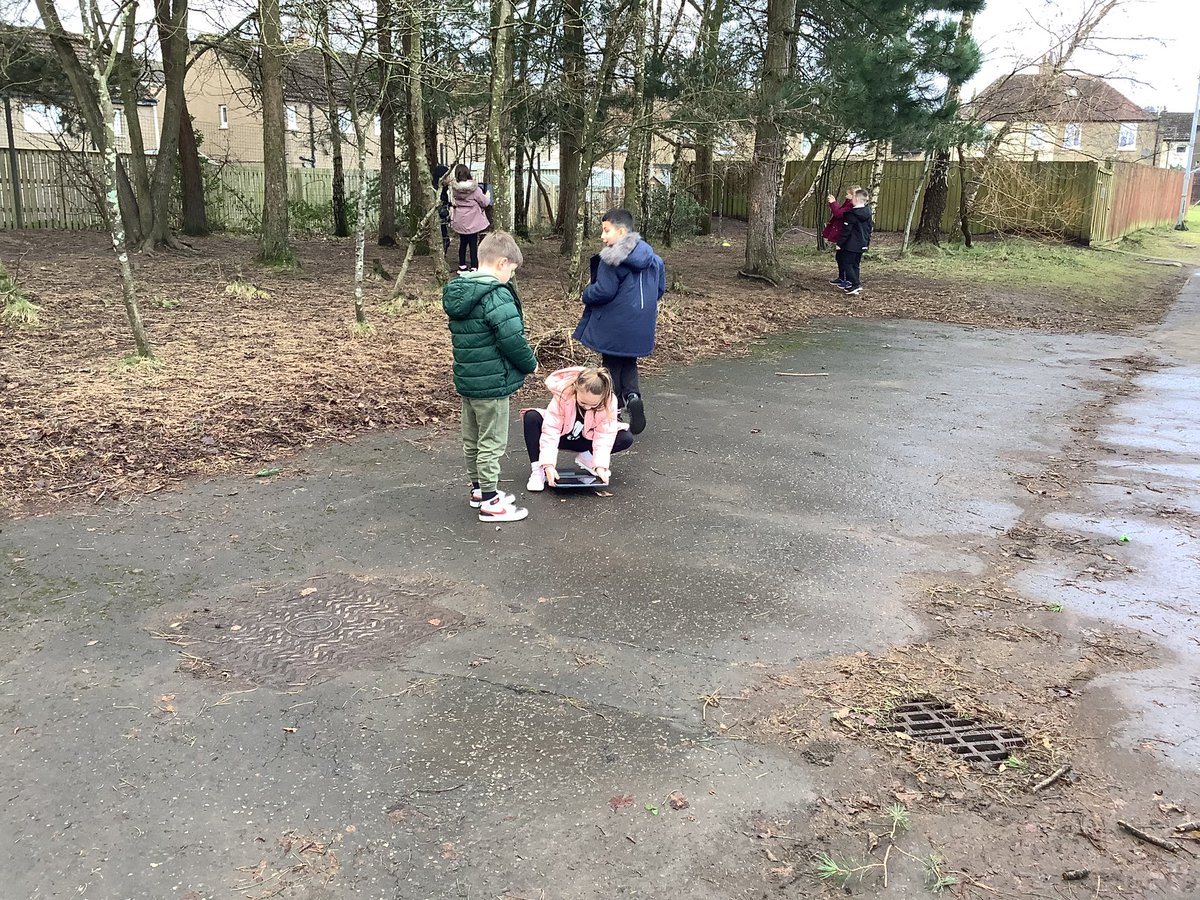 KBarr_16's tweet image. P3 used the #explorify website this week to explore the ‘zoom in, zoom out’ pictures. We then created our own pictures using the iPad camera and keynote apps @ConnectedFalk @MrsCrerar