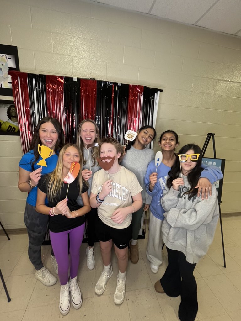 Happy CCTE month! The Digital Art and Design upperclassmen show our 400+ visiting eighth graders what DAD is all about! 📸🖼️🖥️🖨️🪄#ChooseYourPath #WCSCCTE <a href="/wcsCCTE/">wcsCCTE</a>