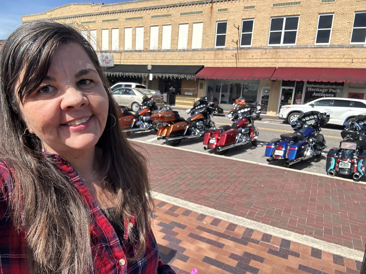 cherie_denham's tweet photo. “All great literature is one of two stories; a man goes on a journey or a stranger comes to town.” ~Tolstoy
#Smalltownvibes #Wachula https://t.co/YtQi5JekO3
