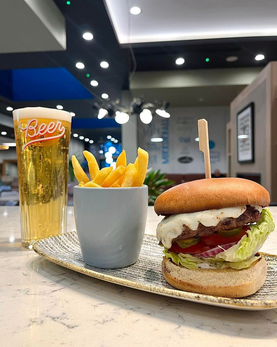 🏉 Looking for somewhere to watch the Six Nations Rugby this weekend? 🏉

All games are live in <a href="/HolidayInnMCR/">HI Manchester City</a>'s open lobby. While you're there, why not treat yourselves to a pint and one their delicious cheeseburgers ~ with an Italian twist 🇮🇹

👉 buff.ly/42r4C77