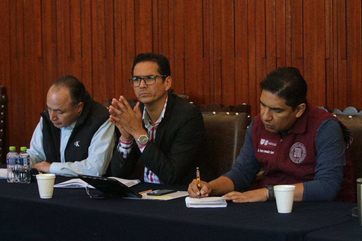 TlalpanAl's tweet photo. Para dar seguimiento al tema del agua en #Tlalpan la alcaldesa @alfagonzalezm se reunió con autoridades de @SacmexCDMX y acordaron labores para mejorar su distribución en la Alcaldía.💧🚙

#TeCumplimosYSeguiremosCumpliendo https://t.co/rFKPVsNPxL