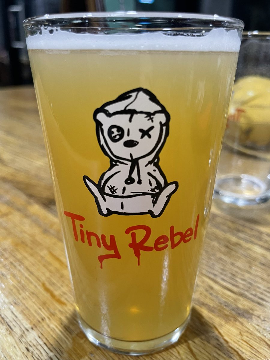 Moving on to Yipee Try-Yay from @tinyrebelbrewco Malty with a little citrus backbone. Great haze. Remarkably light with just a touch of bitterness yet remains soft and light throughout. Pretty good stuff.
👍🏻👌🏻🍻