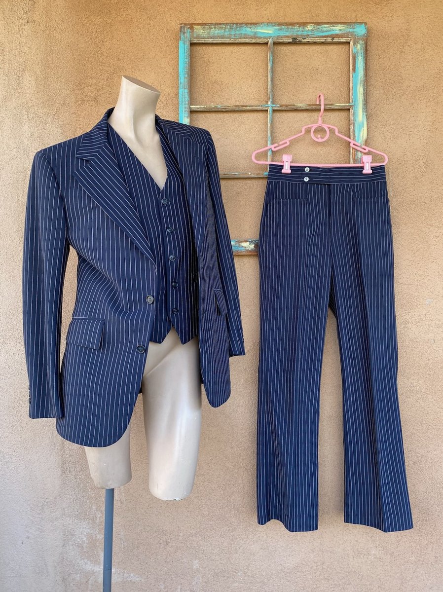 Vintage 1970s Mens Blue Pinstripe Suit 2 Button 3 Piece 36R W30 #bycinbyhand #MensSuit 
$200.00
➤ bycinbyhand.etsy.com/listing/165356…