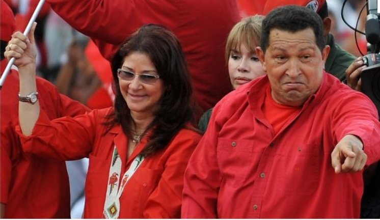 Hace 25 años, un #2Feb de 1999, el Cmdte Chávez juró sobre “la moribunda Constitución”, se convirtió en el último presidente de la IV República, meses después de la Constituyente en el primer presidente de la V República.

Así nacía la Revolución Bolivariana. #25AñosJuntoAlPueblo