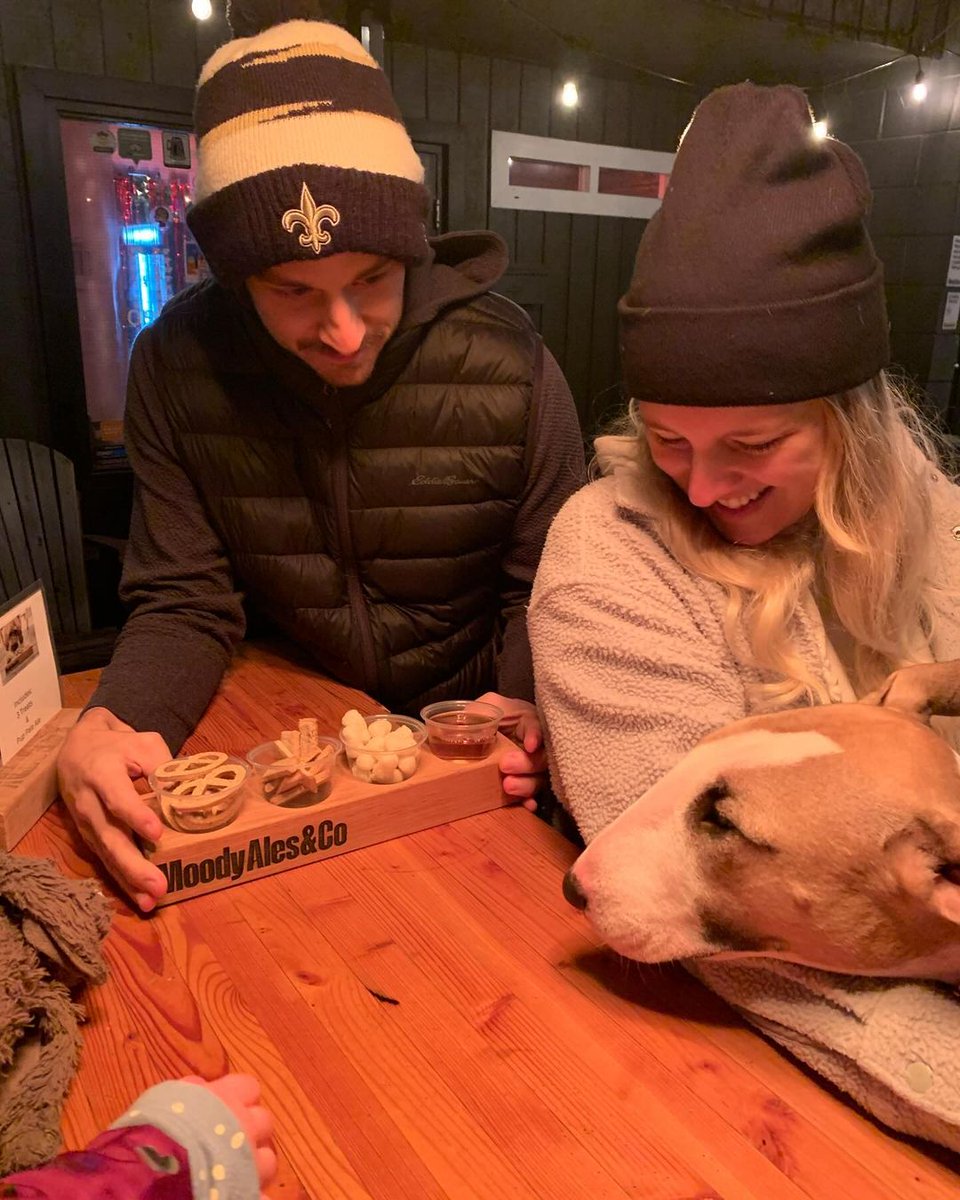 We've got something here for everyone!
🍻 Beer, of course!
🍷 Wine &amp; cocktails
🧃 Non-alcoholic options
🦞 In-house food, including hot dogs, lobster rolls, and more
🐾 Pup Flights for your four-legged friends
Photo: @cosmobullterrier